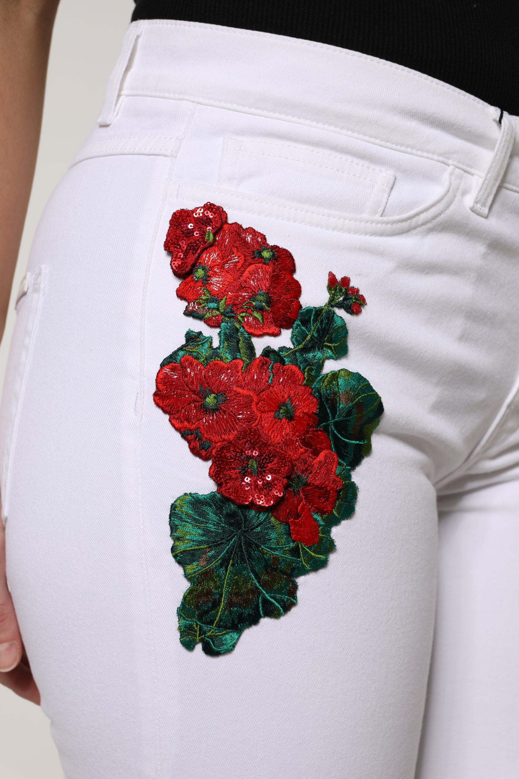 Vaqueros blancos femeninos de Dolce & Gabbana con flores y lentejuelas-6