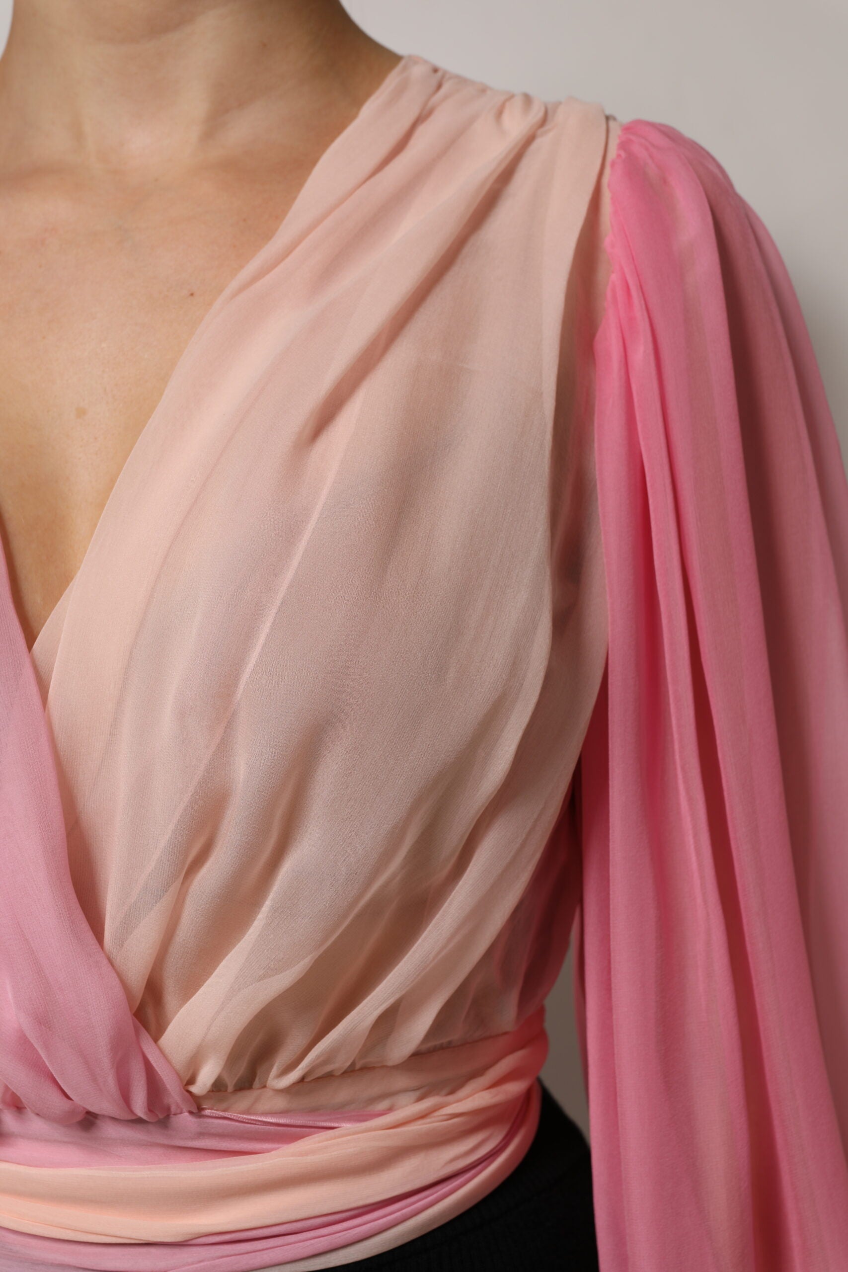 Blusa rosa Dolce & Gabbana con escote en V profundo y mangas largas-6