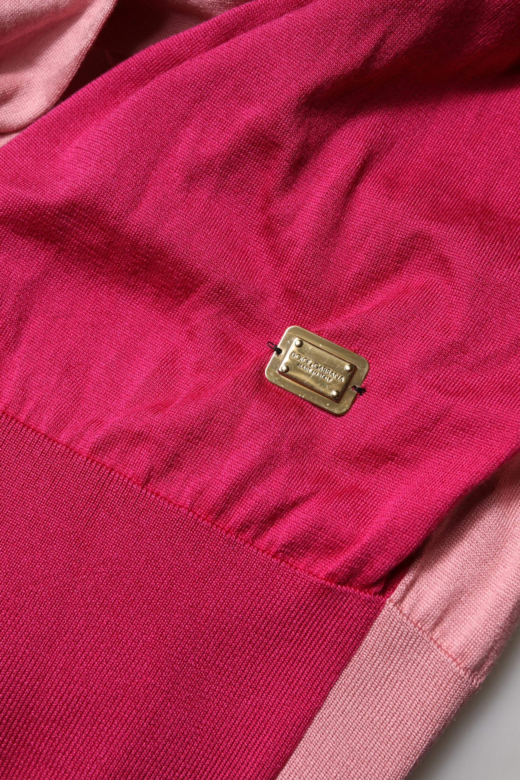 Top rosa de manga corta con botones y cuello Ascot de Dolce & Gabbana-7