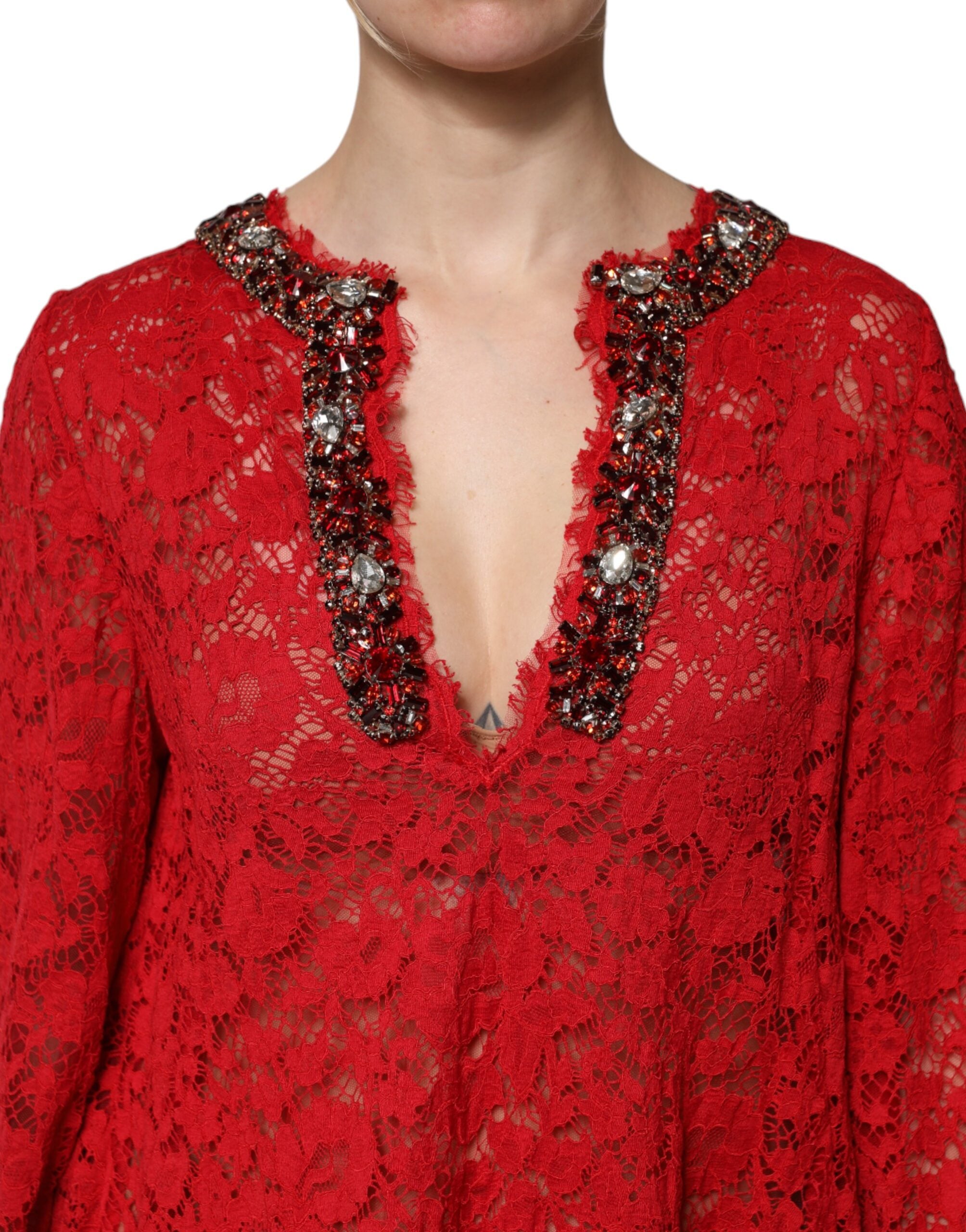 Vestido rojo de Dolce & Gabbana con encaje floral y adornos de pedrería-5