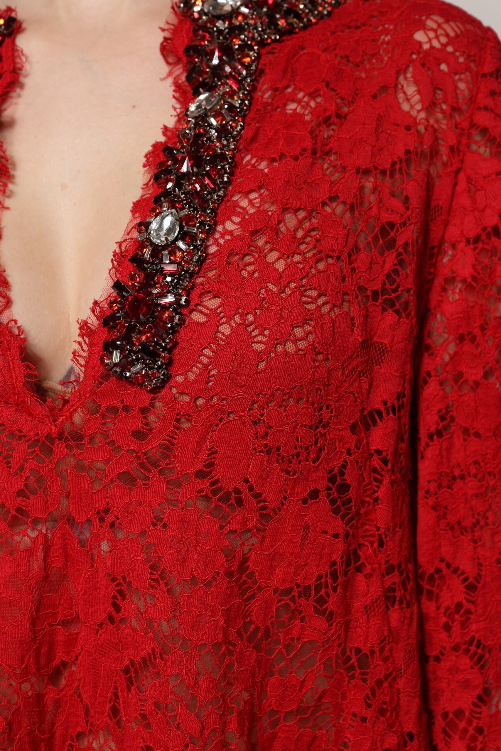 Vestido rojo de Dolce & Gabbana con encaje floral y adornos de pedrería-6