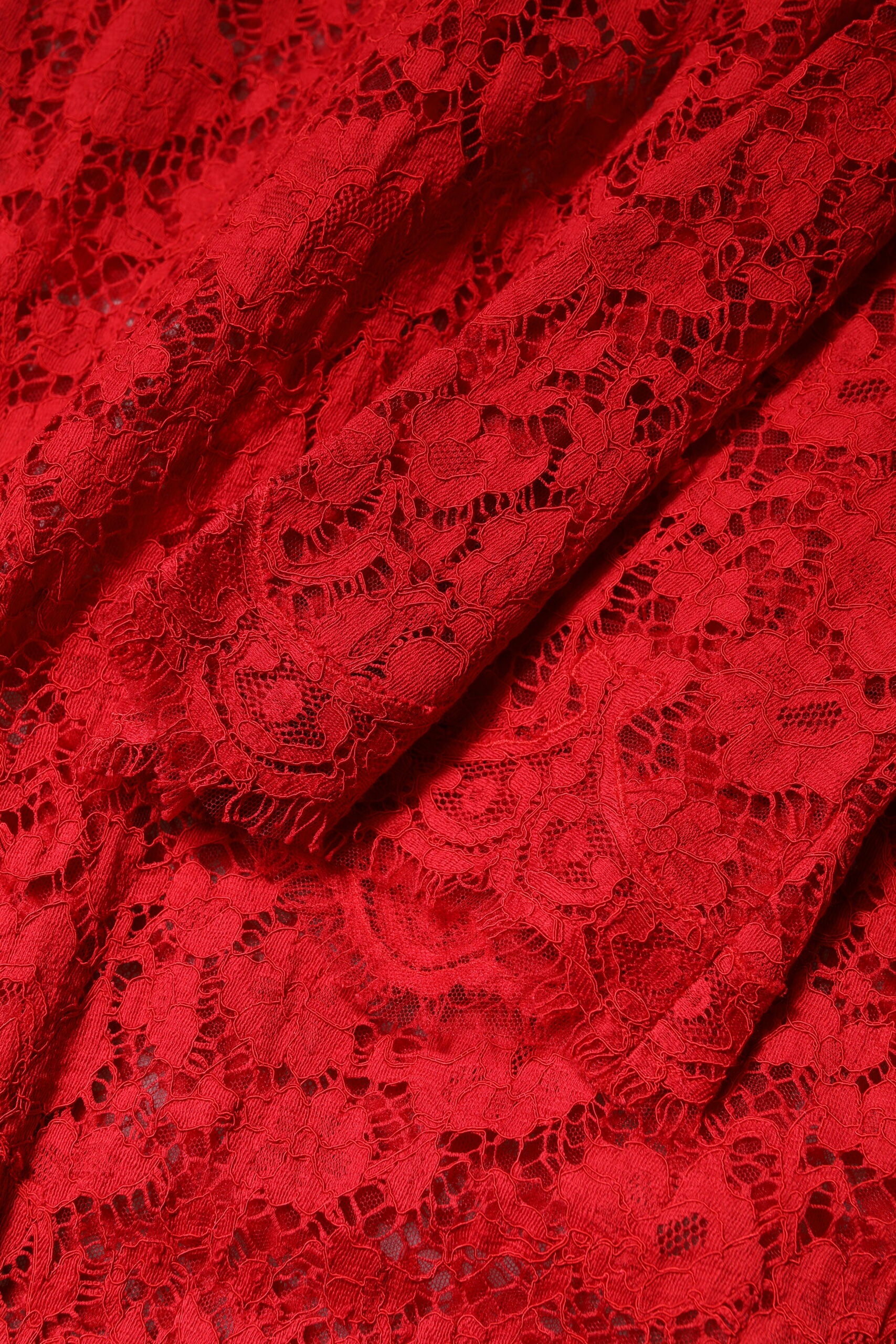 Vestido rojo de Dolce & Gabbana con encaje floral y adornos de pedrería-8