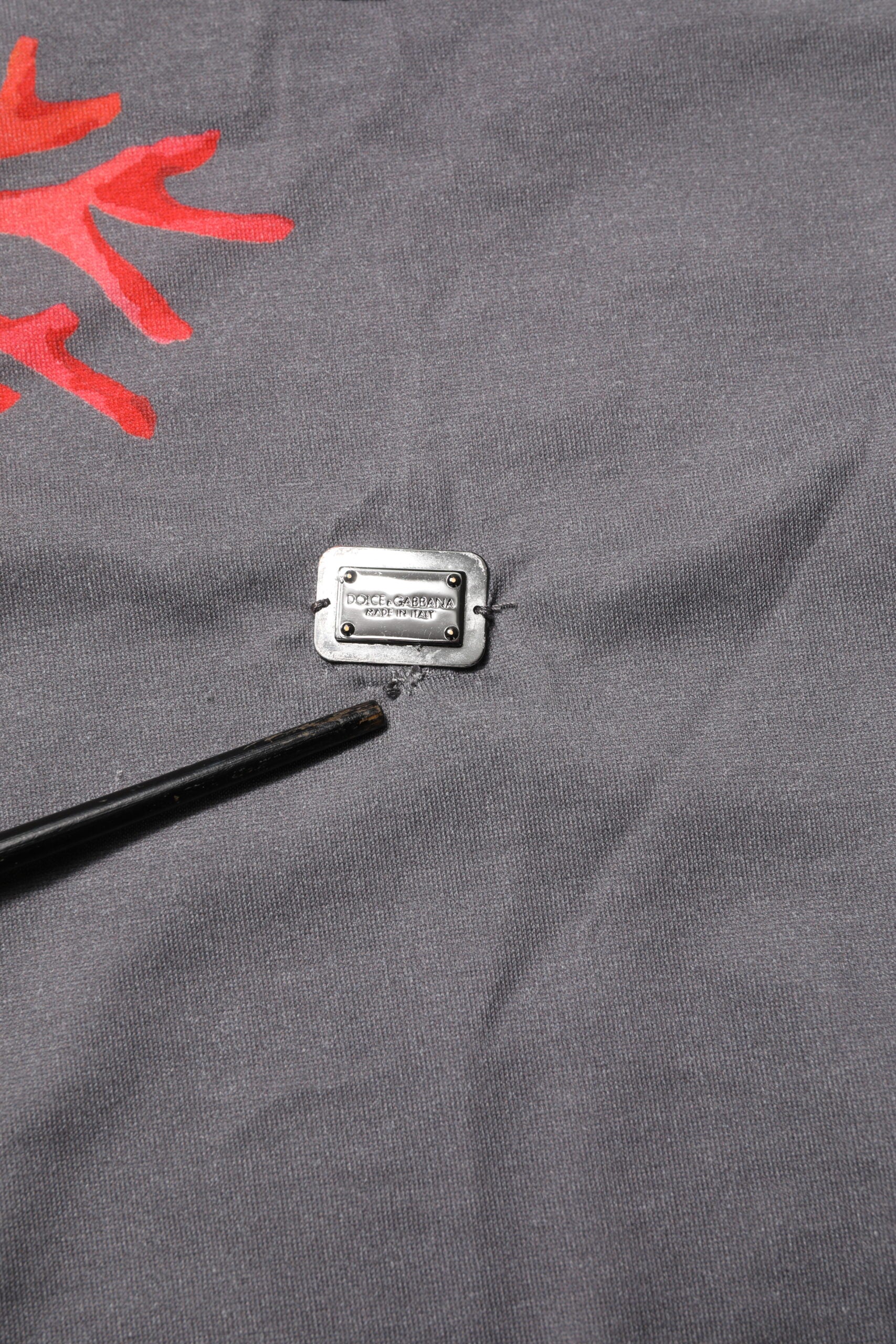 Dolce & Gabbana Graues Baumwoll-T-Shirt mit Korallendruck und Logo-Plakette-6