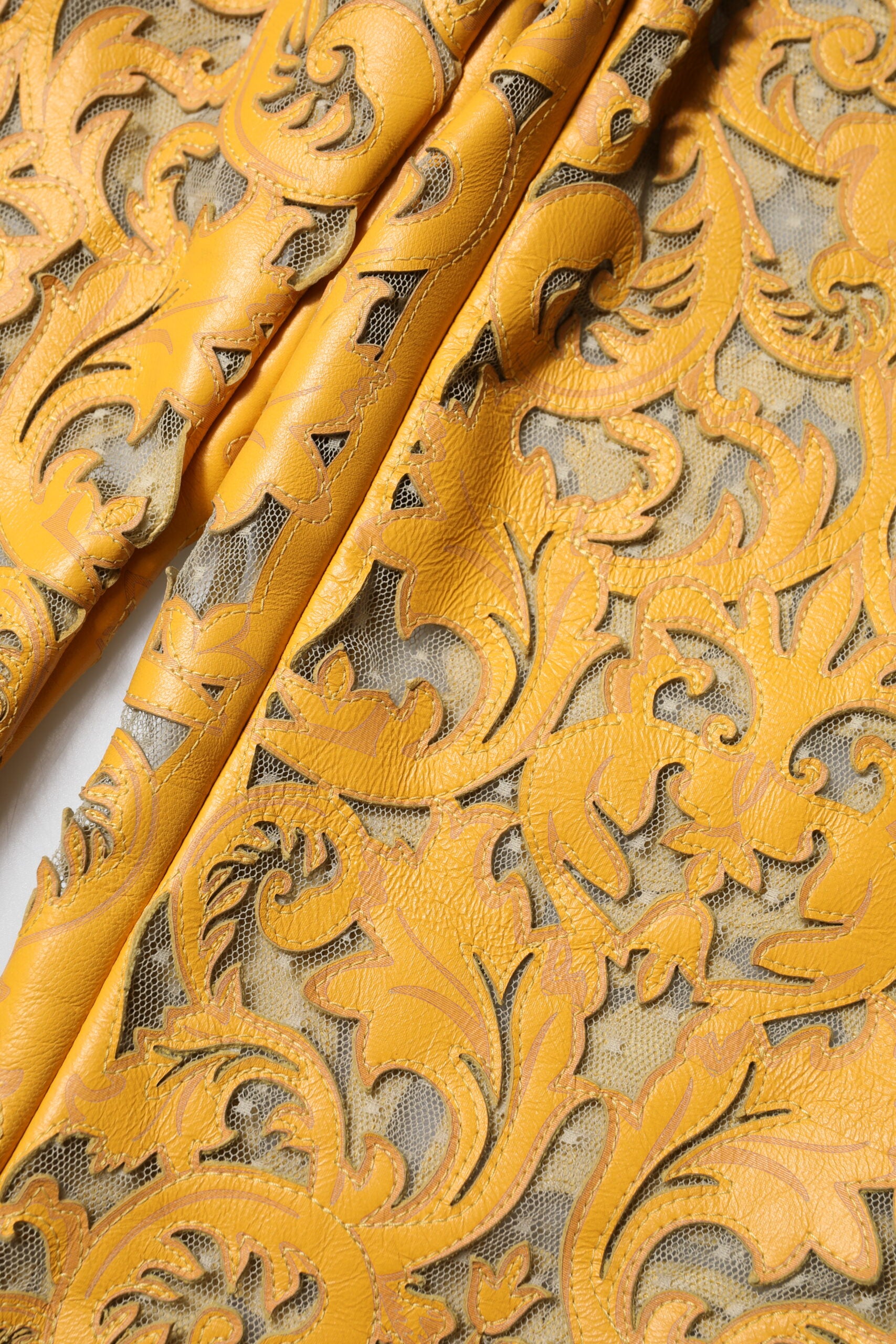 Pantalones capri de cintura media con encaje floral amarillo de Dolce & Gabbana-5