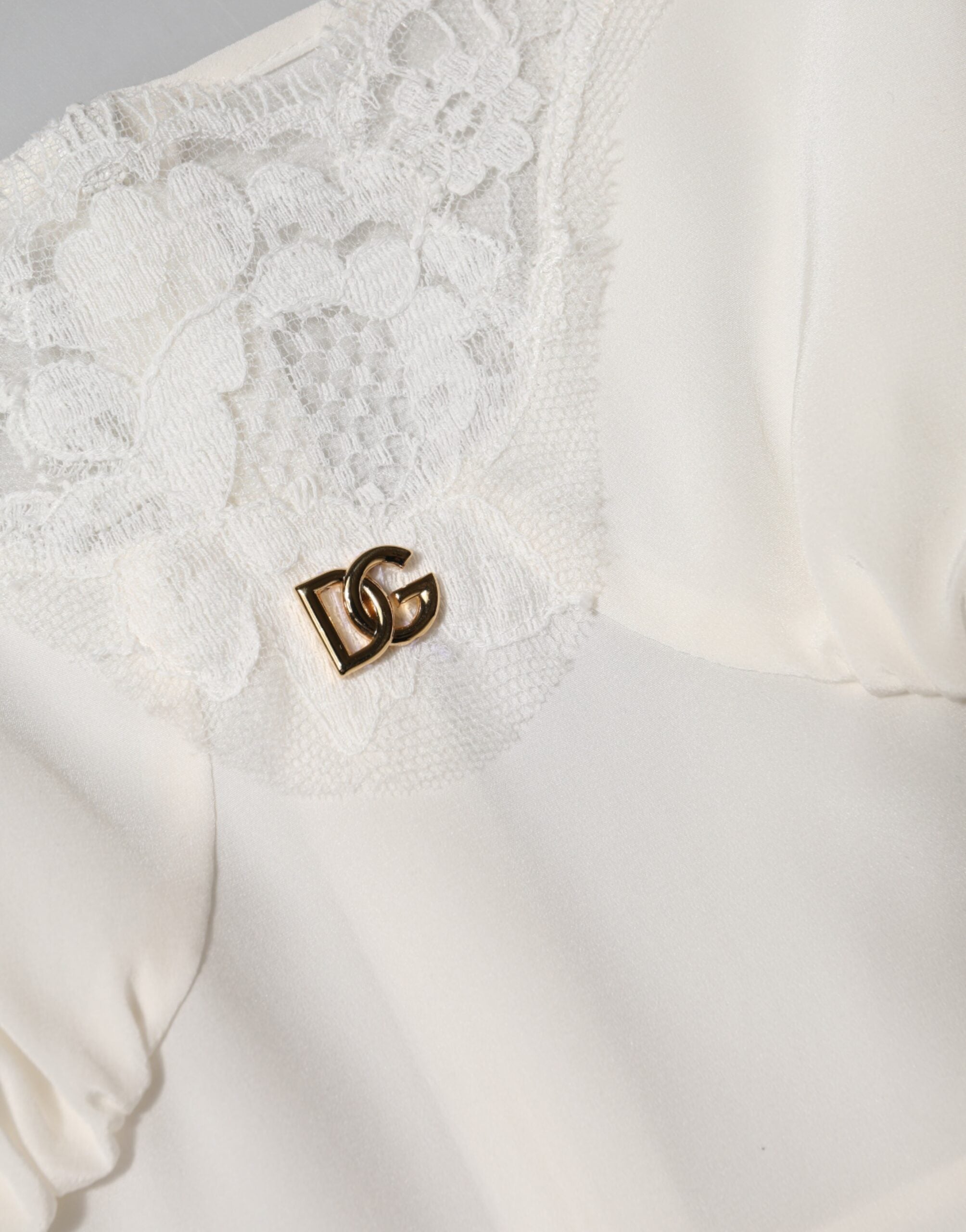 Dolce & Gabbana Weißes Spitzenkleid mit goldenem DG-Logo aus Seide Nachtwäsche-8