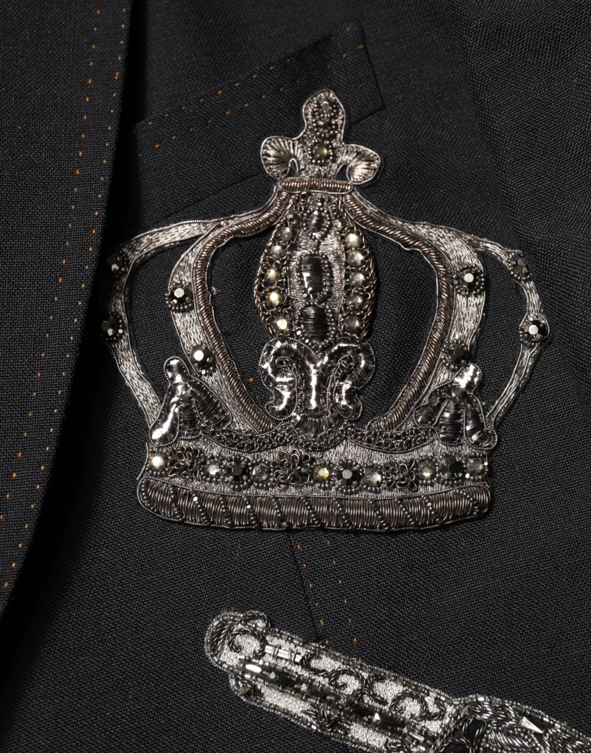 Abrigo de traje negro con corona de abeja y blazer de Dolce & Gabbana-6