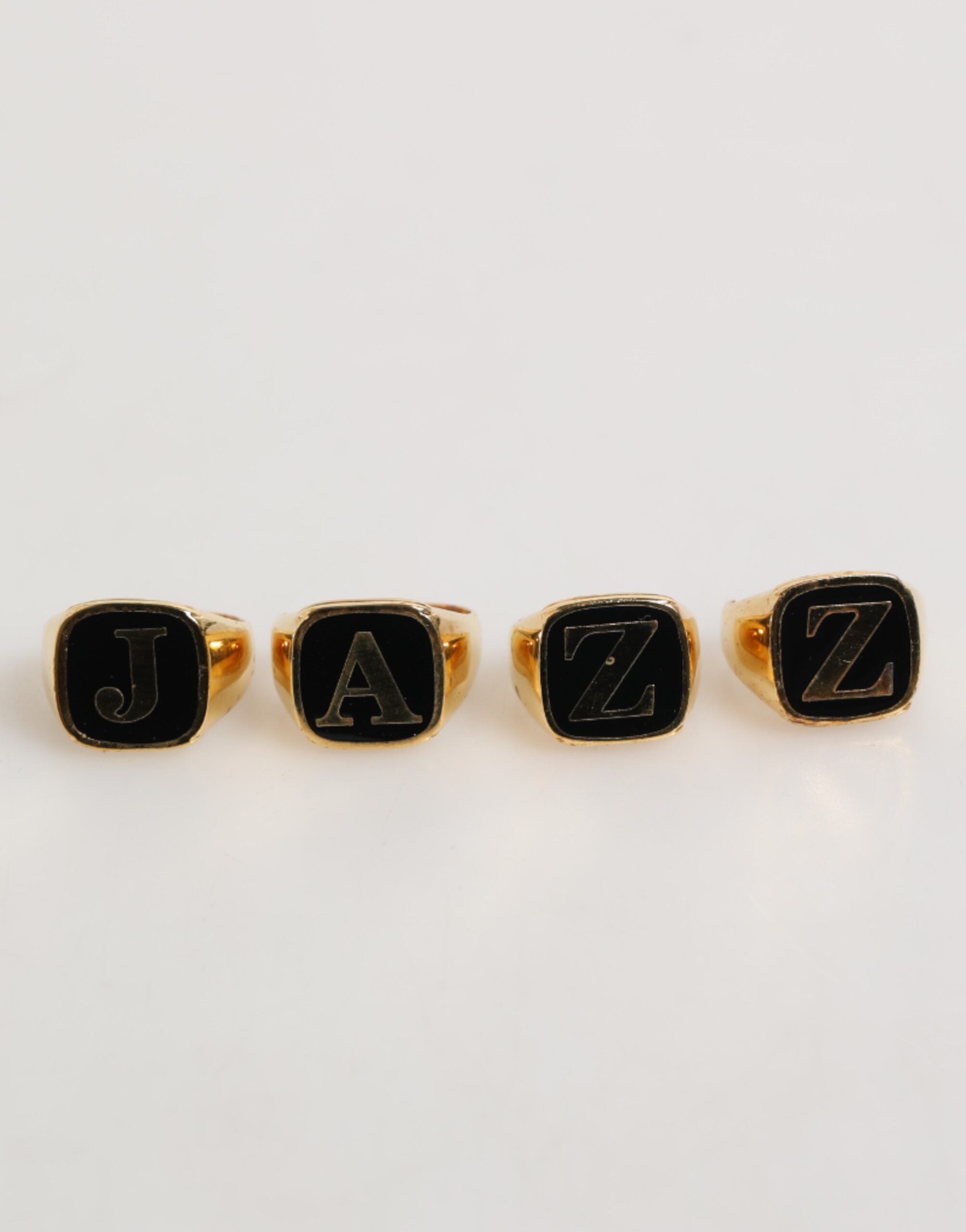 Juego de 4 anillos ajustables con la letra JAZZ de latón dorado de Dolce & Gabbana-2