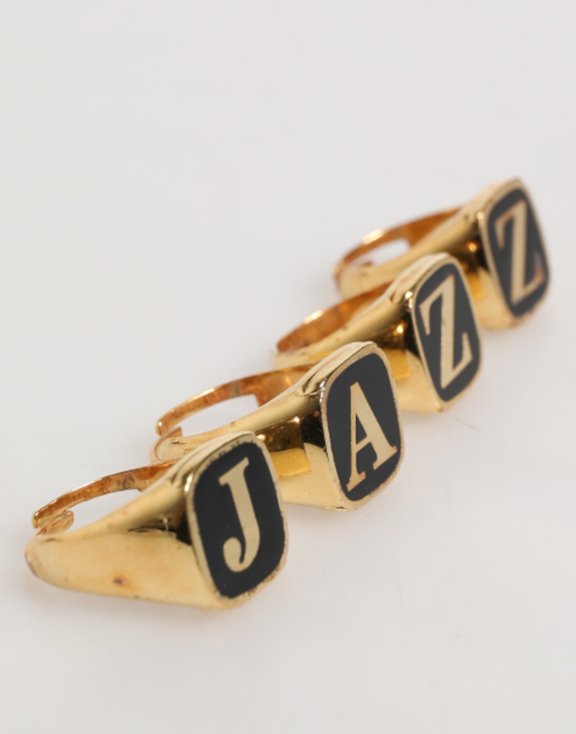 Juego de 4 anillos ajustables con la letra JAZZ de latón dorado de Dolce & Gabbana-3