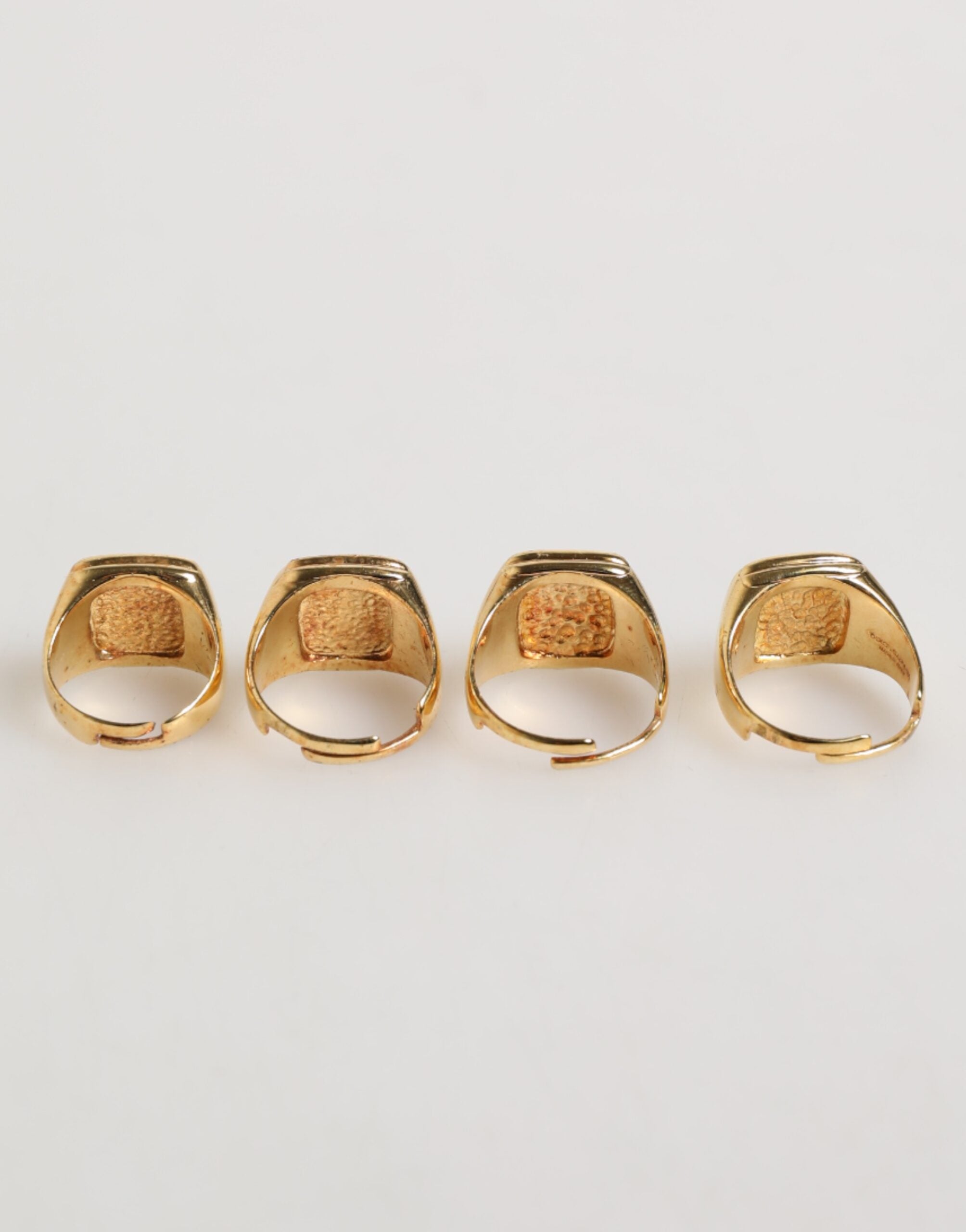 Juego de 4 anillos ajustables con la letra JAZZ de latón dorado de Dolce & Gabbana-4