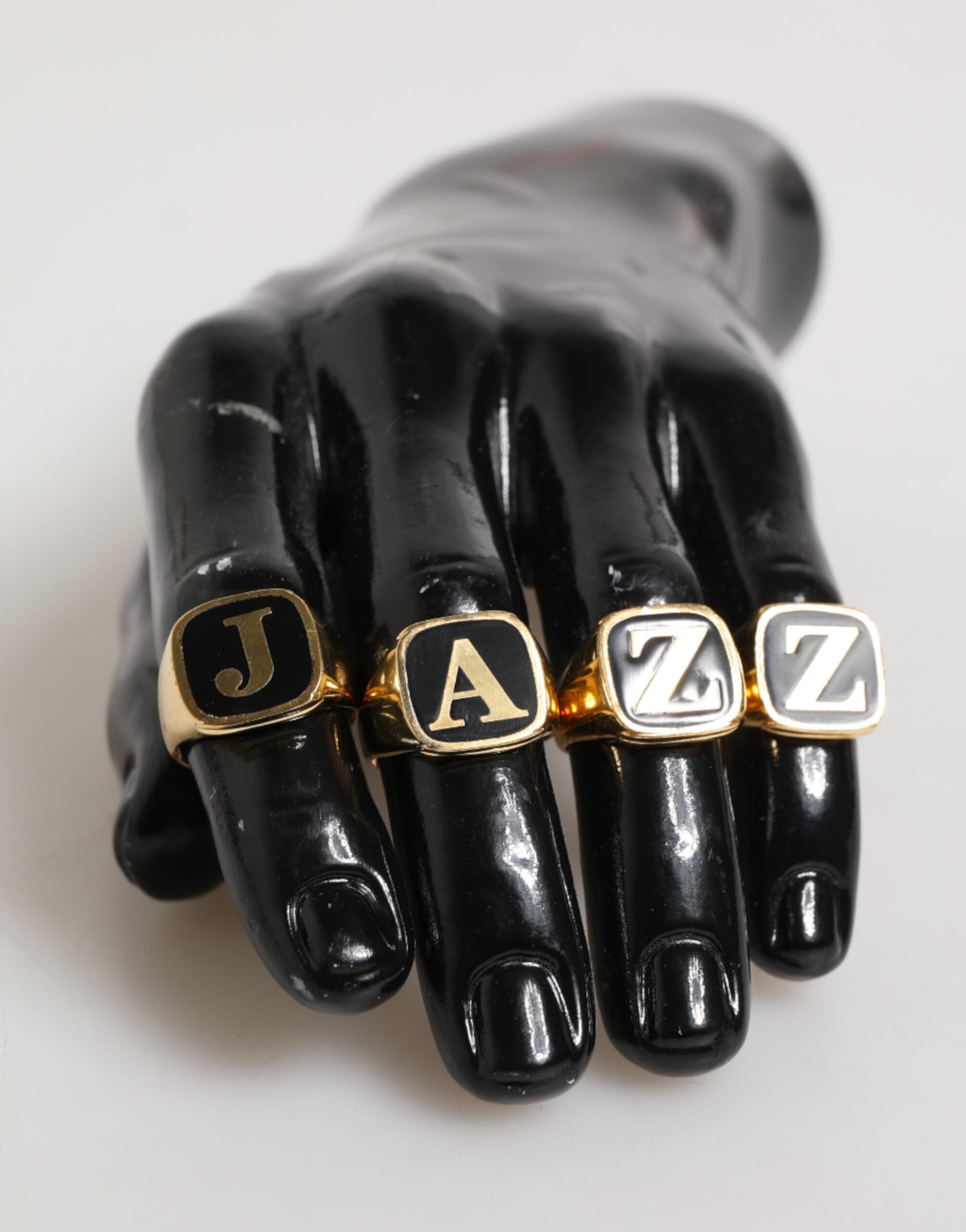 Juego de 4 anillos ajustables con la letra JAZZ de latón dorado de Dolce & Gabbana-6