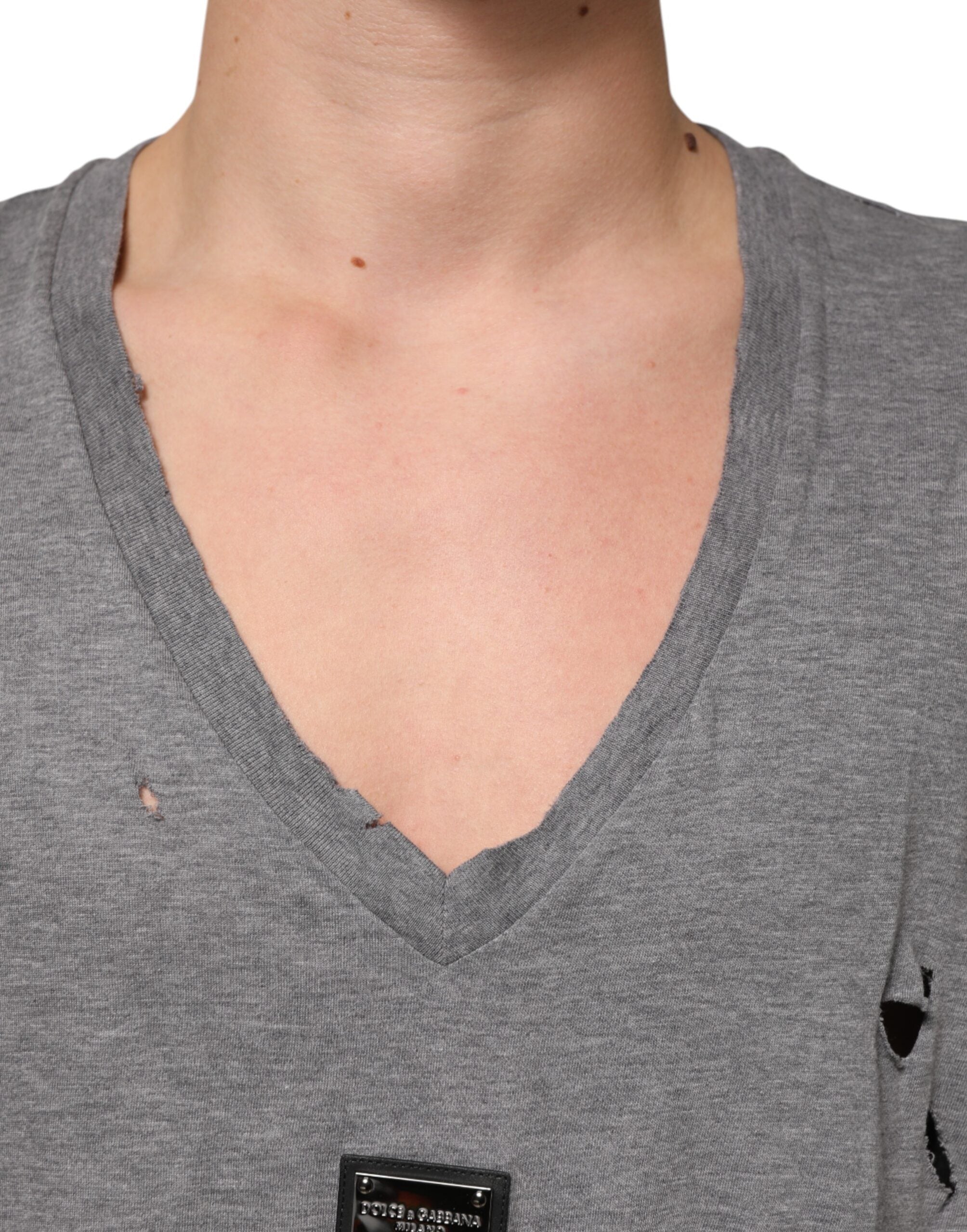Dolce & Gabbana Graues Baumwoll-T-Shirt mit zerfetztem Logo-Aufnäher für Männer-5