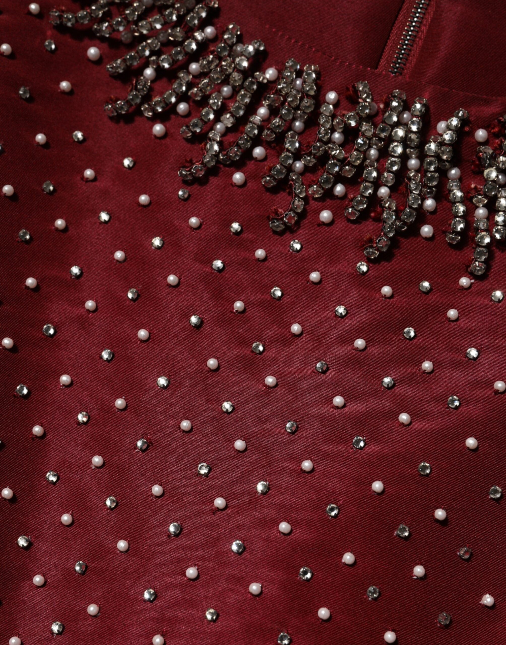 Dolce & Gabbana Burgunderfarbenes Abendkleid aus Seide mit Perlen-8
