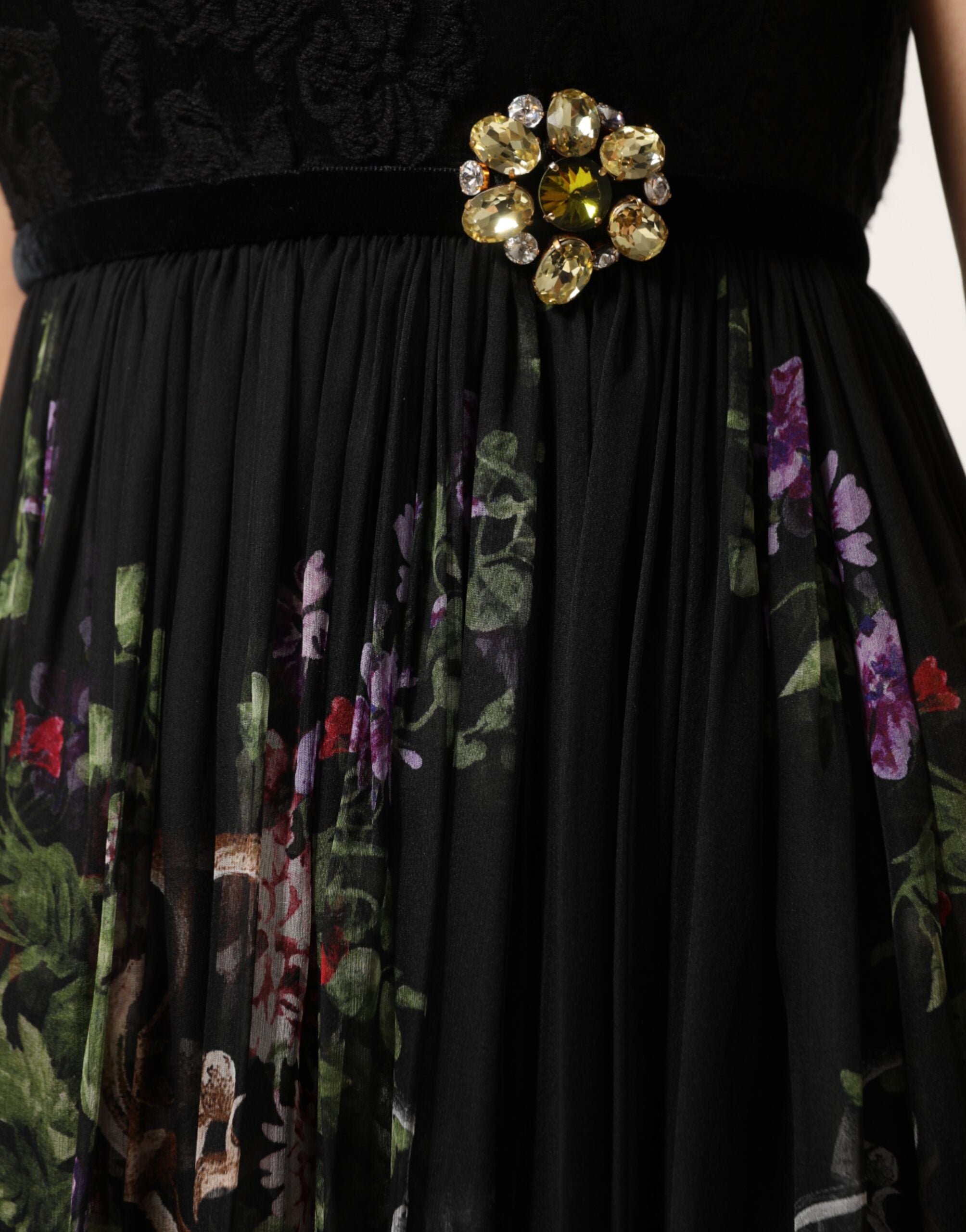Vestido negro sin tirantes con estampado floral y cristales de Dolce & Gabbana-6