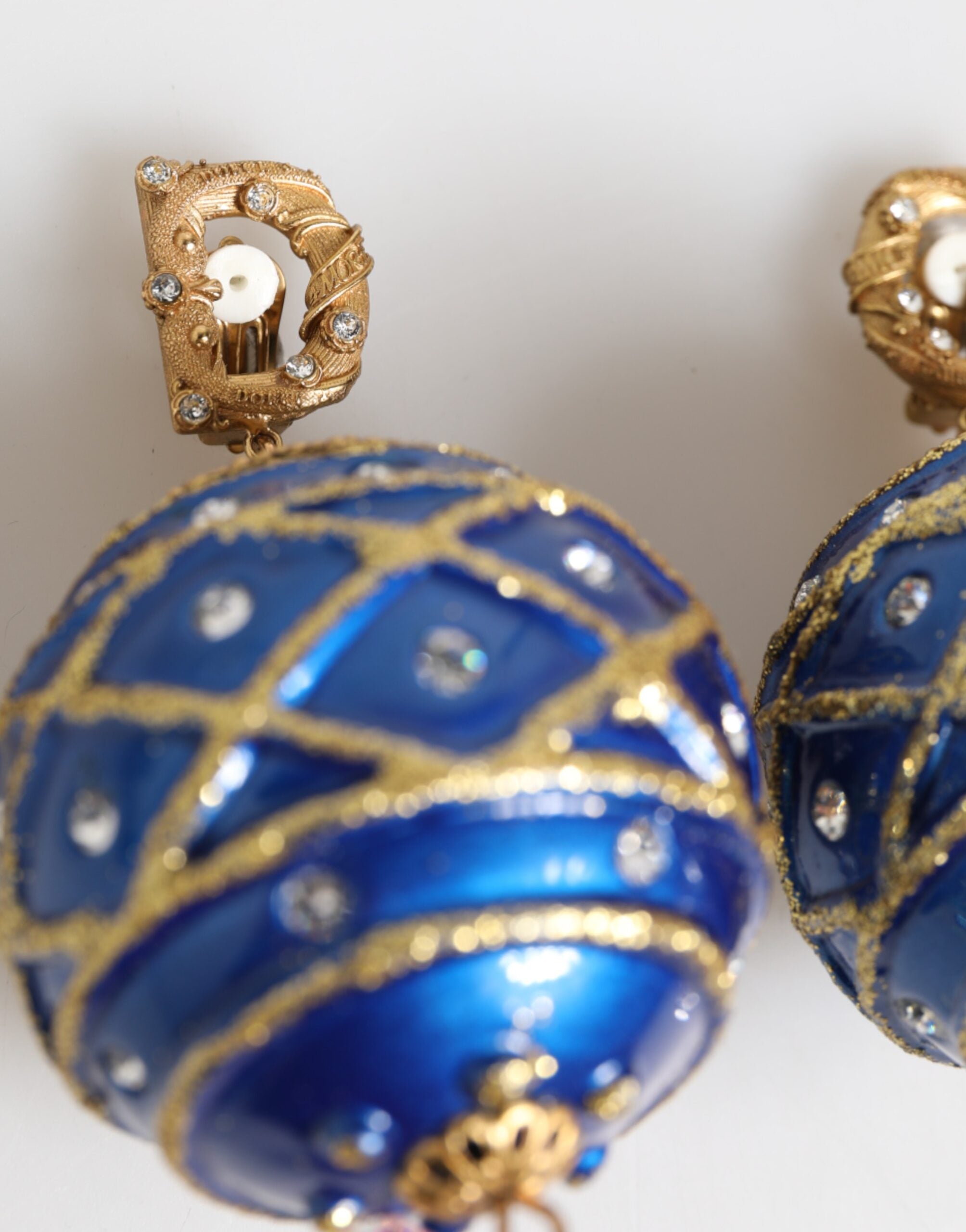 Pendientes de clip con bola navideña de cristal azul y latón dorado de Dolce & Gabbana-5