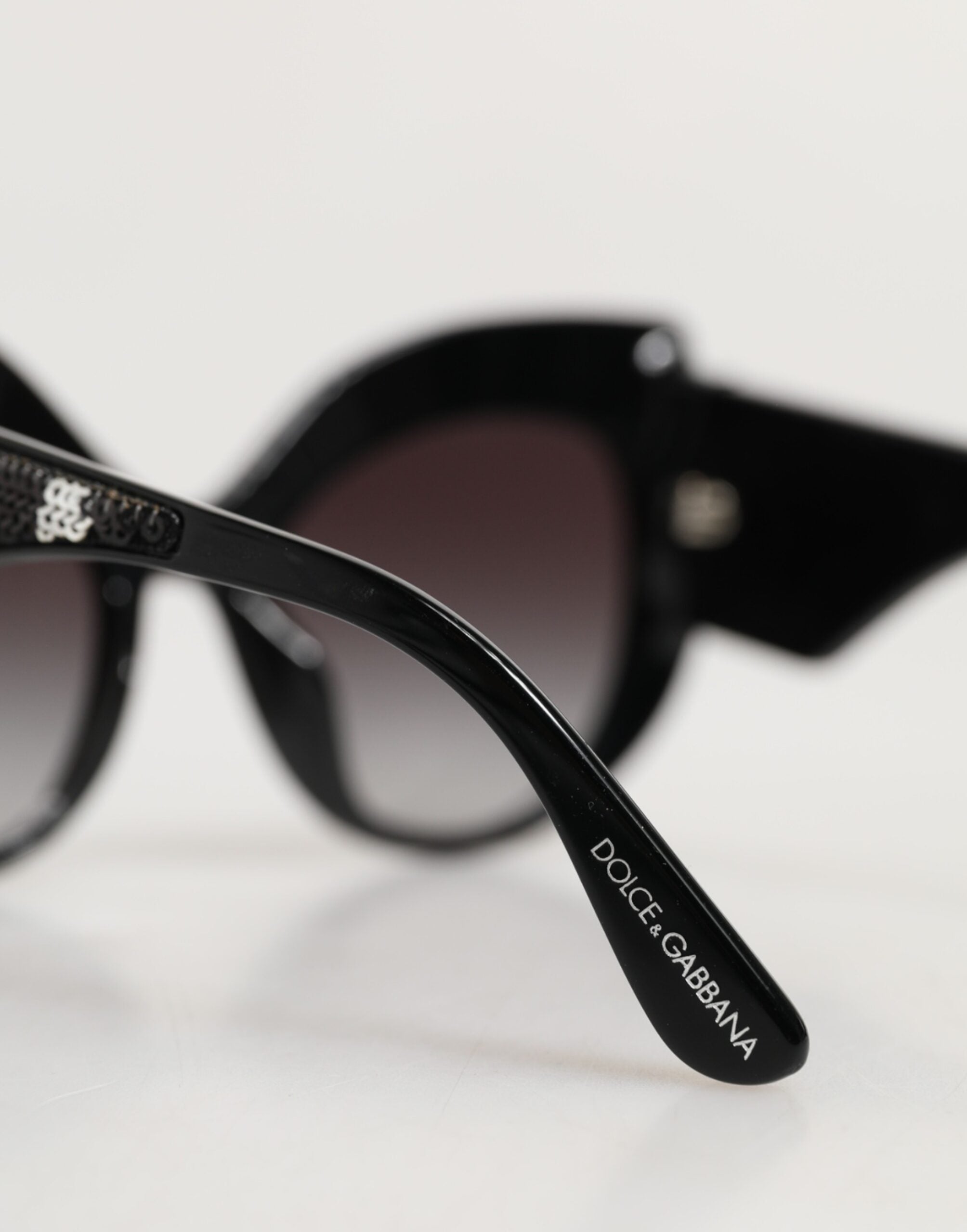 Gafas de sol Dolce & Gabbana con montura de mariposa, negras y plateadas con lentejuelas-6